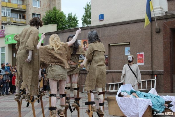 Експериментальний білоруський театр епатував луцьку публіку. ФОТО. ВІДЕО