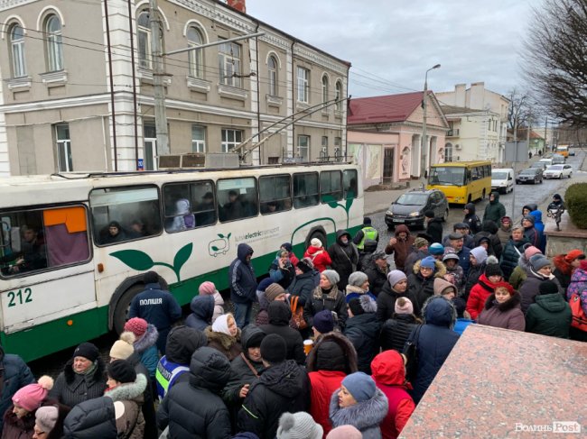 Підприємці Старого ринку прийшли під мерію після нічної трощі. ФОТО