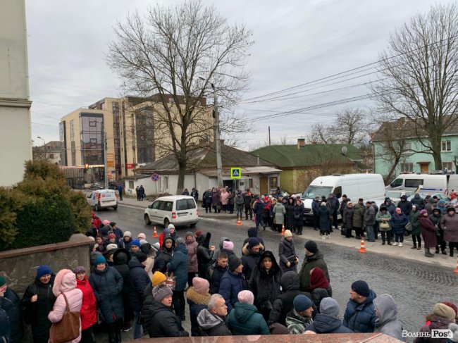 Підприємці Старого ринку прийшли під мерію після нічної трощі. ФОТО