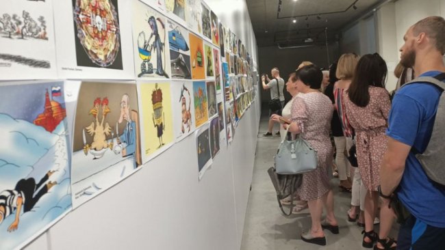 У Луцьк привезли виставку антивоєнних карикатур. ВІДЕО