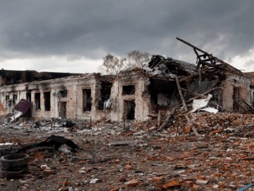 Росіяни КАБами вщент зруйнували поліклініку у Вовчанську