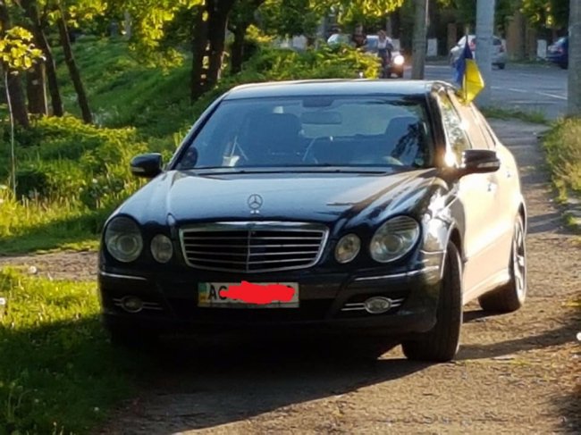 З прапорцем на тротуарі: в Facebook кепкують за погане паркування