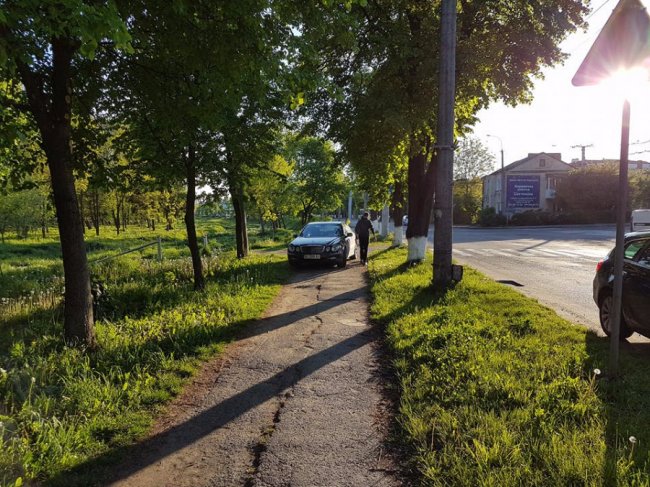 З прапорцем на тротуарі: в Facebook кепкують за погане паркування
