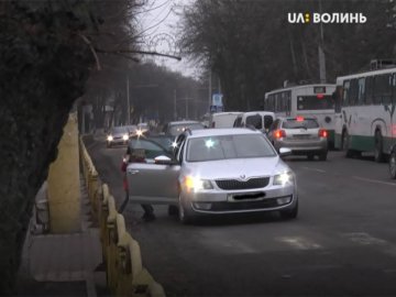 Паркуючись біля гімназії, лучани наражають дітей на небезпеку. ВІДЕО