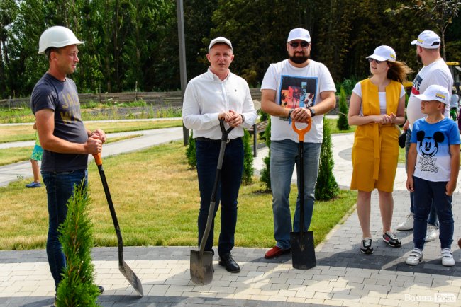 Як мешканці ЖК «Супернова» саджали клени і сакури разом з «Інвестором». ФОТО*