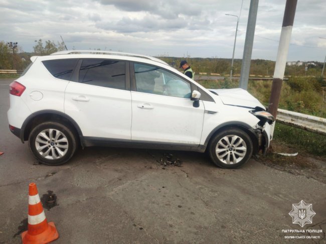 На Волині водій автівки в'їхав  у стовп, а після ДТП ще й вживав алкоголь