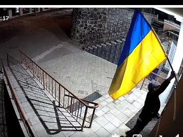 У Луцьку хлопець і дівчина вкрали прапор з будівлі департаменту муніципальної варти. ВІДЕО