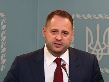 Експерт: Єрмак в 2019 році міг підписати таємні угоди із РФ, але нічого не спромігся виконати