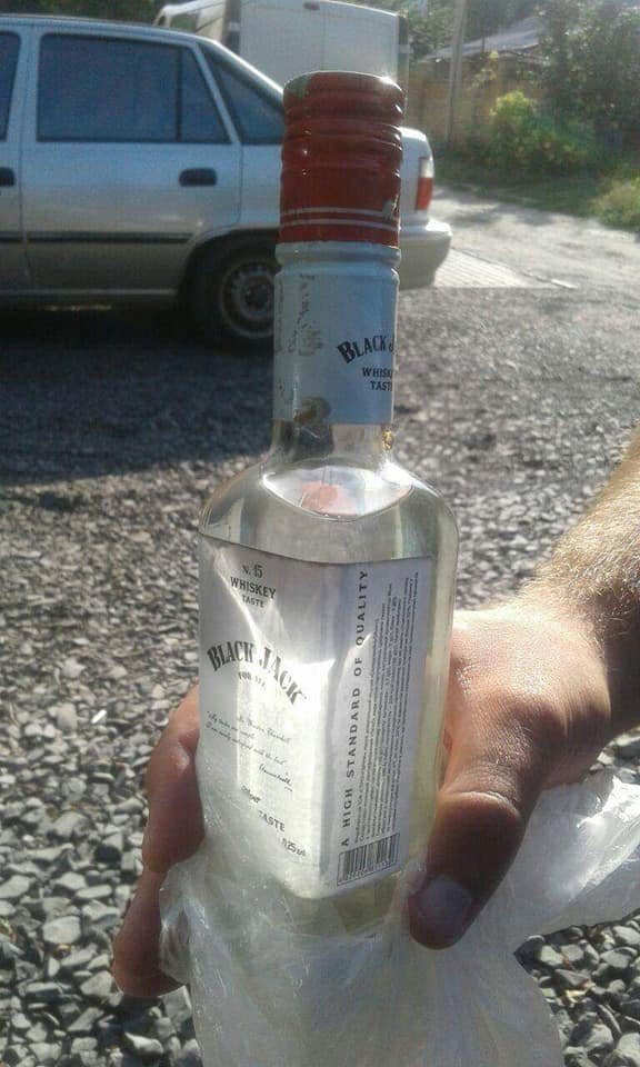 У Луцьку викрили підпільну точку продажу сурогату. ФОТО