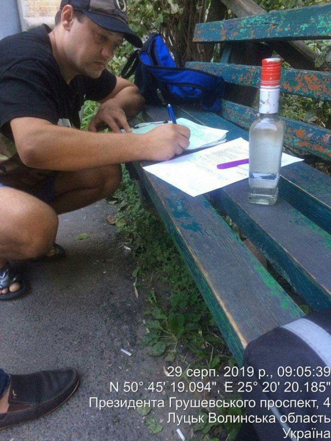 У Луцьку викрили підпільну точку продажу сурогату. ФОТО