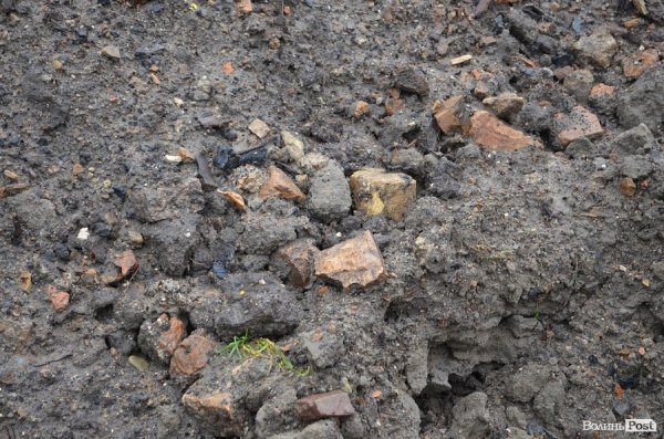 Археологи призупинили скандальне будівництво на Кафедральній в Луцьку. ФОТО