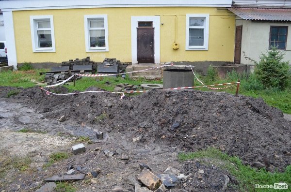 Археологи призупинили скандальне будівництво на Кафедральній в Луцьку. ФОТО