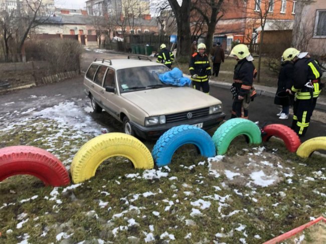 У місті на Волині загорівся легковий автомобіль. ФОТО