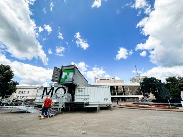 Великий монтаж на Театральному майдані у Луцьку: коли відкриють арт-простір «Модуль тимчасовості» 