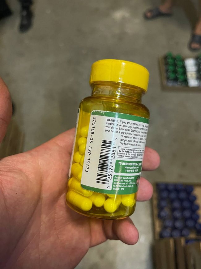 На волинській митниці  виявили майже 9 тисяч банок контрабандних дієтичних добавок