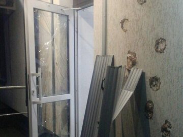 У місті на Волині розтрощили магазин та дві автівки підприємців