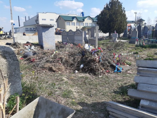 У місті на Волині люди закидали кладовище непотребом 