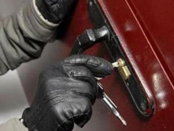 Просять впізнати чоловіка, який обікрав офіс у Володимирі-Волинському. ФОТО