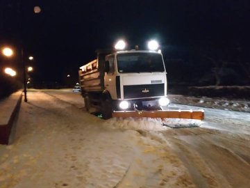 Комунальники показали, як розчищають від снігу місто на Волині. ФОТО