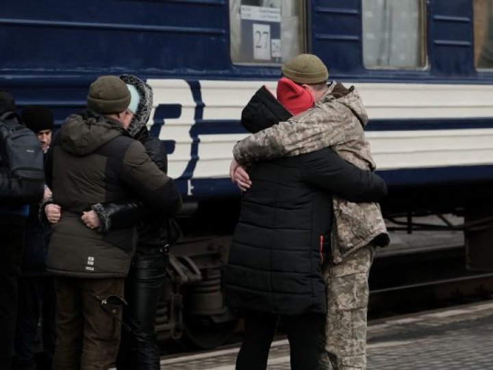 Чоловіків у розшуку та без військового квитка можна забронювати: Зеленський підписав закон