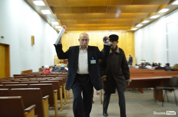 Голова ОВК не надто адекватно реагує на фотозйомку...