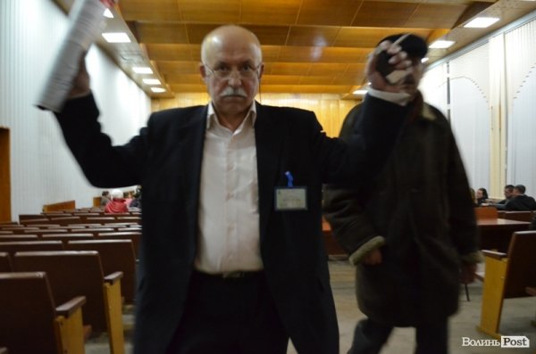 ...та ще й доводить, що його не можна знімати, а потім показує журналісту язика