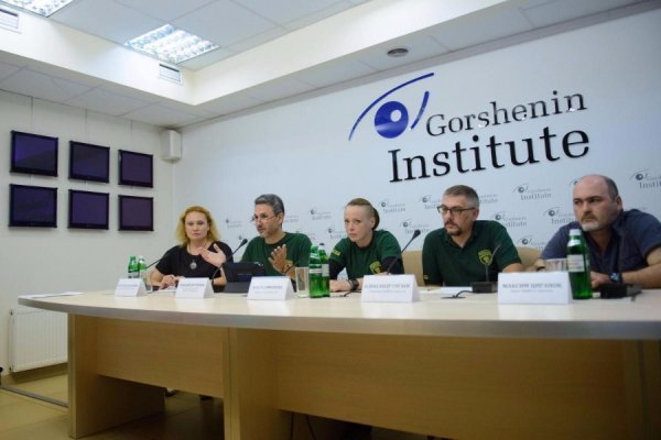 Активісти збирають підписи на підтримку фронтового медика