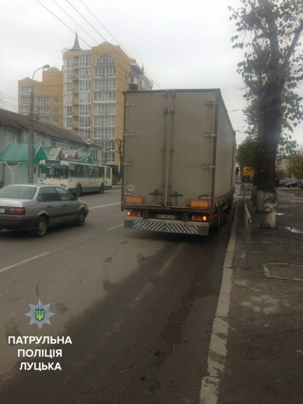 У Луцьку вантажівка розламала світлофор. ФОТО