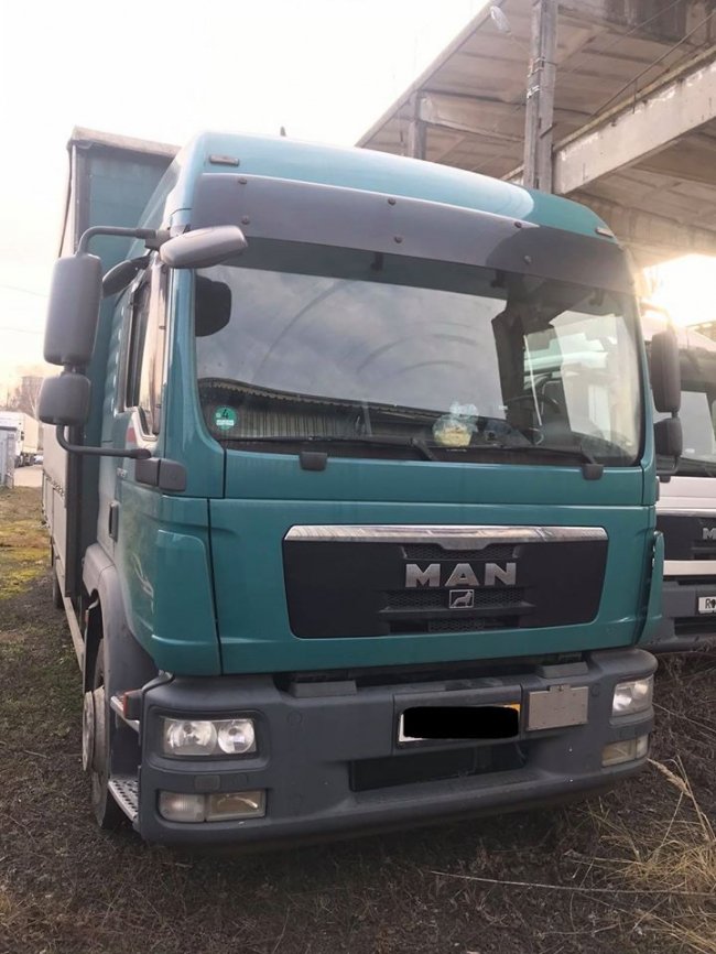 На Волині затримали дві вантажівки з «липовими» документами