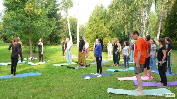 Осінь у Луцьку зустрічали йогою. ФОТО
