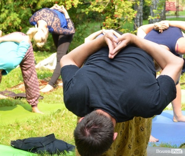 Осінь у Луцьку зустрічали йогою. ФОТО
