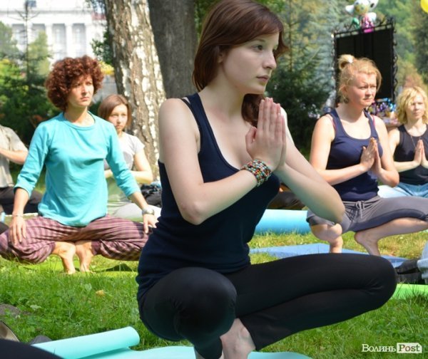 Осінь у Луцьку зустрічали йогою. ФОТО