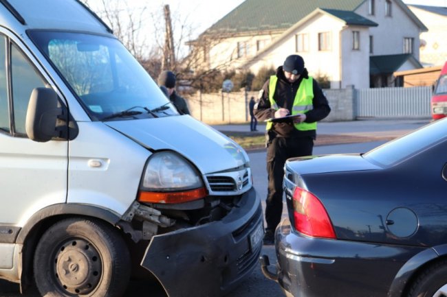У Нововолинську сталася аварія за участю трьох автівок. ФОТО