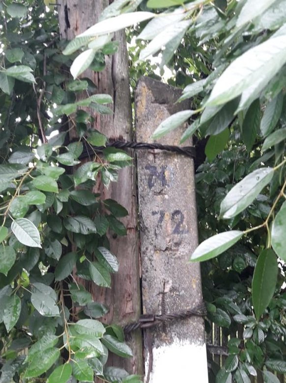 У селищі на Волині біля багатоповерхівки – аварійна електроопора