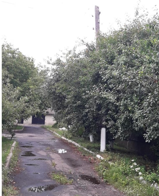 У селищі на Волині біля багатоповерхівки – аварійна електроопора