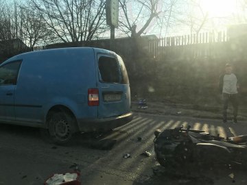 Пасажирка перелетіла через авто: у Луцьку мотоцикл врізався у легковик. ФОТО