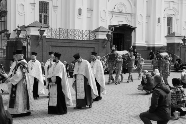 Лучани навколішки прощалися із двома Героями