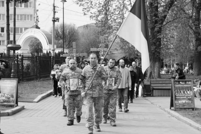 Лучани навколішки прощалися із двома Героями