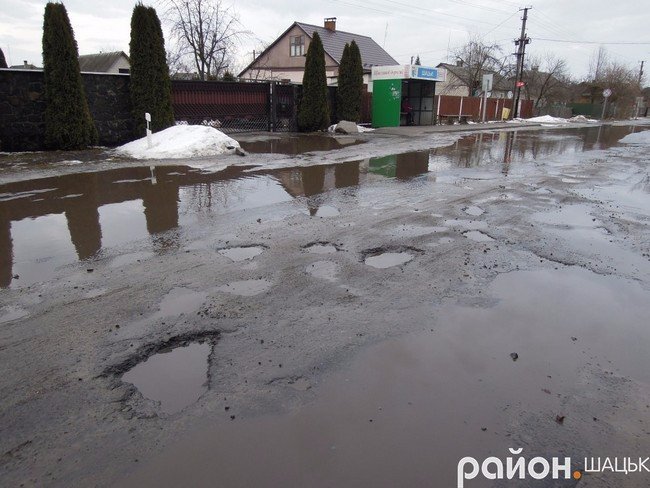 Волинські дороги «потопають» у ямах
