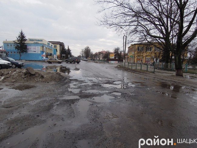 Волинські дороги «потопають» у ямах