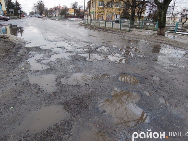 Волинські дороги «потопають» у ямах