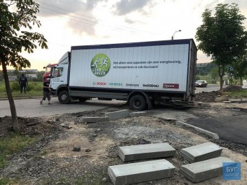 На Волині рятувальники витягли вантажівку з ями, яку викопали комунальники