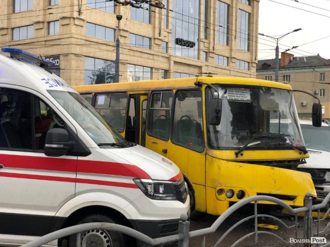 У центрі Луцька зіткнулися маршрутка і бус: є постраждалий. ФОТО