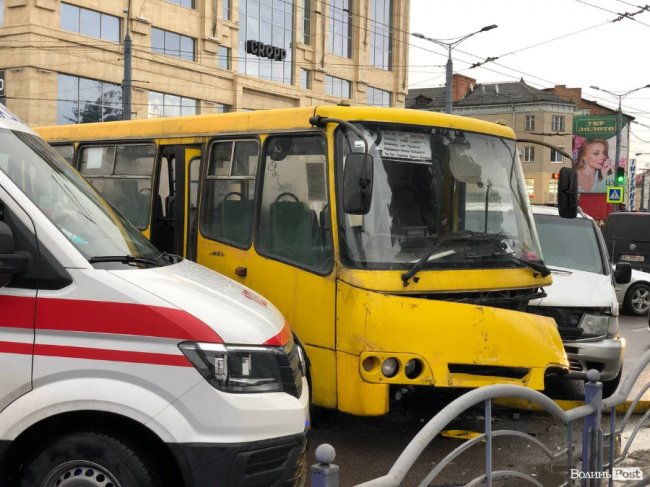 У центрі Луцька зіткнулися маршрутка і бус: є постраждалий. ФОТО