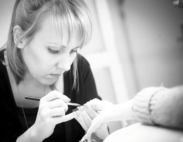 Луцька майстриня створює незвичні картини на нігтях*