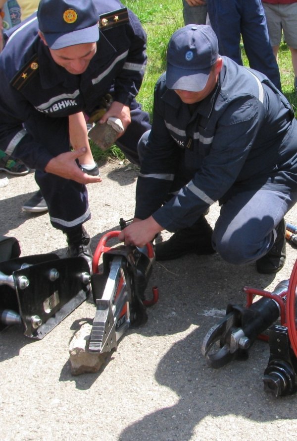 Після аварії чоловіка виймали з автівки за допомогою гідравліки