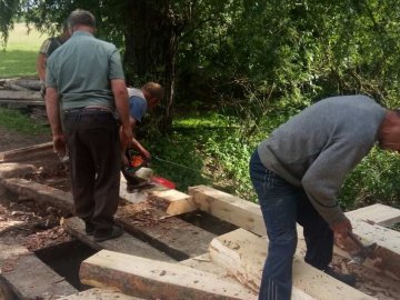 Жителі громади на Волині власноруч відремонтували зруйновані поромні переправи