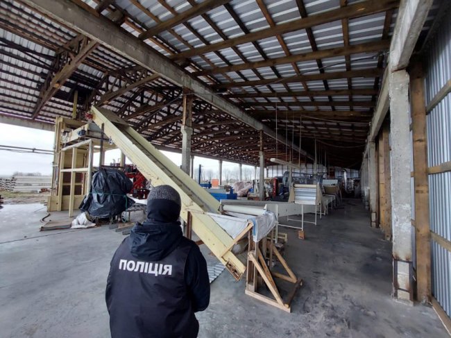 На Волині силовики викрили підпільну тютюнову фабрику