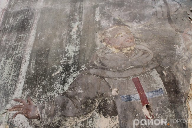 Було – стало: один з найкрасивіших католицьких храмів Волині, який «живе» зі снарядом у стіні. ФОТО