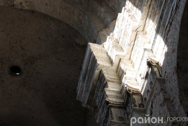 Було – стало: один з найкрасивіших католицьких храмів Волині, який «живе» зі снарядом у стіні. ФОТО